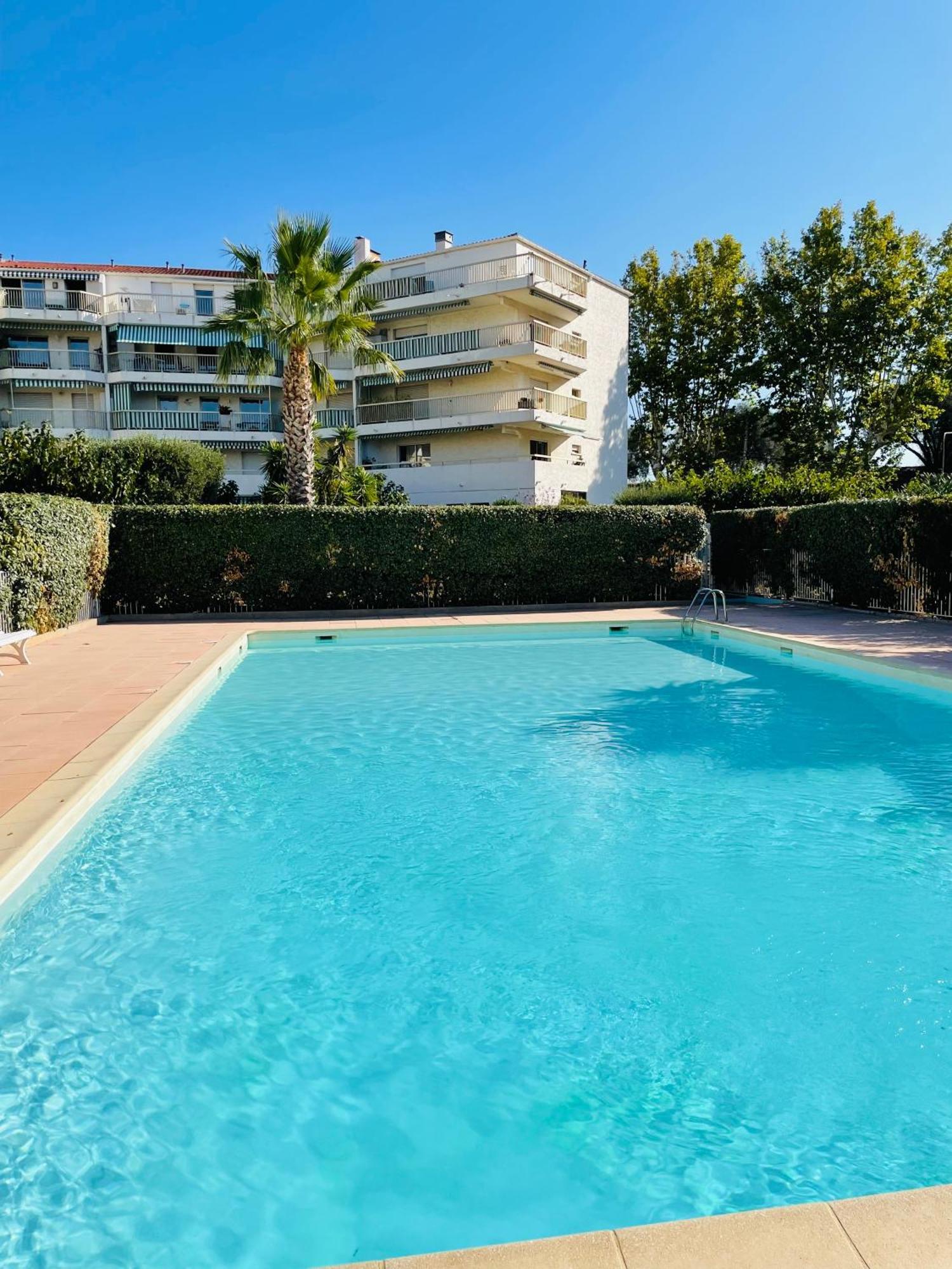 Studio De Standing Climatise, Avec Piscine, Proche De La Mer Frejus Ngoại thất bức ảnh